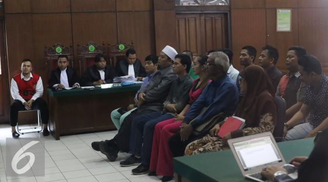 Para saksi dari pihak Saipul Jamil saat menjalani sidang kasus pelecehan seksual yang dilakukan Penyanyi dangdut, Saipul Jamil kepada DS di Pengadilan Negeri Jakarta Utara, Senin (23/5). (Liputan6.com/Herman Zakharia)