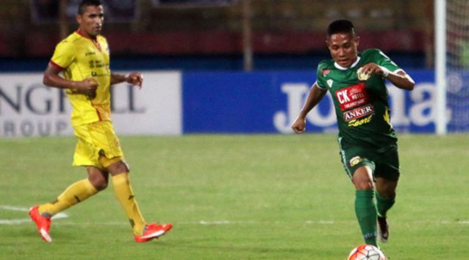 Evan Dimas saat melawan Sriwijaya FC pada pekan keempat TSC 2016 (22/5/2016). (Bola.com/Fahrizal Arnas)