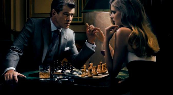 Pierce Brosnan dalam salah satu adegan film James Bond bersama seorang teman wanita.