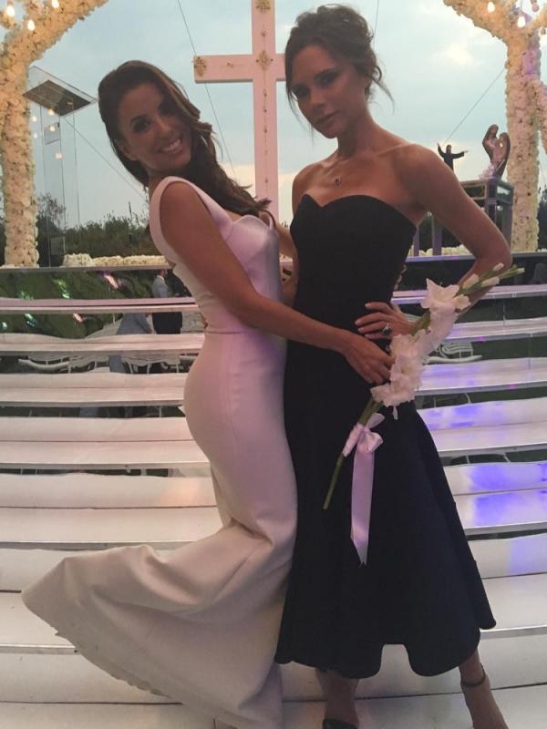  Eva Longoria tampil anggun dan cantik dengan gaun pengantin rancangan Victoria Beckham