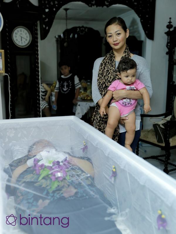 Senin (23/5/2016) ibu Indah Kalalo menghembuskan nafas terakhirnya di RSPP, setelah mendapat perawatan selama dua minggu akibat penyakit komplikasi. (Adrian Putra/Bintang.com)
