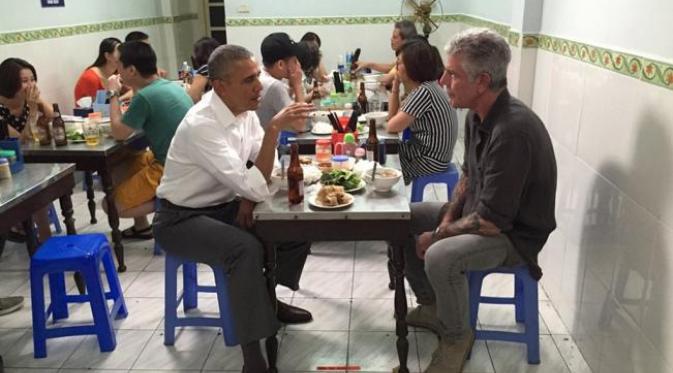 Obama tampak kasula makan malam dengan Anthony Bourdain.