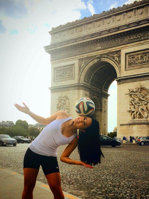 Wanita asal Brasil, Raquel Embaixadinhas tak kalah jago main bola dengan pria. (Foto: Instagram/Raquel Embaixadinhas)