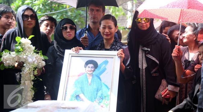 Indah Kalalo menangis di pemakaman sang ibu, Rose Suyadi. Rose Suyadi dimakamkan di TPU Menteng Pulo, Jakarta, Selasa (24/5/2016). [Foto: Herman Zakharia/Liputan6.com]