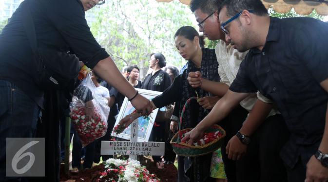Indah Kalalo hadir di pemakaman sang ibu, Rose Suyadi. Rose Suyadi dimakamkan di TPU Menteng Pulo, Jakarta, Selasa (24/5/2016). [Foto: Herman Zakharia/Liputan6.com]