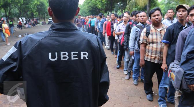 Seorang warga memakai jaket Uber usai melakukan pendaftaran menjadi pengemudi Uber di Jakarta, Selasa (24/5). Uber Indonesia membuka lowongan menjadi driver Uber Motor dengan target 10.000 pengemudi. (Liputan6.com/Angga Yuniar)