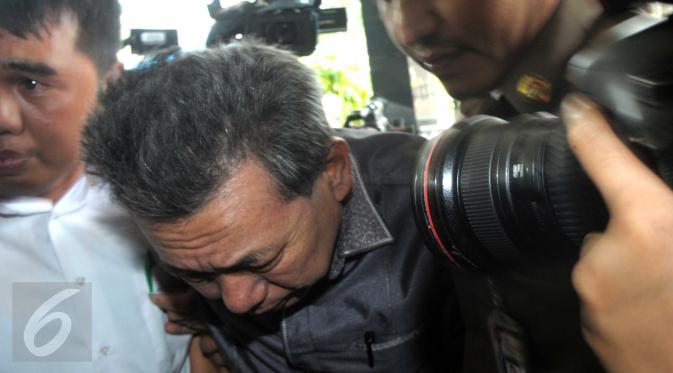 Ketua PN Kepahiang, Bengkulu berinisial JP tiba di gedung KPK setelah dipindahkan dari Bengkulu, Jakarta, (24/5). JP yang juga menjabat sebagai hakim pengadilan tipikor Bengkulu ditangkap tangan di rumah dinasnya. (Liputan6.com/Helmi Afandi)