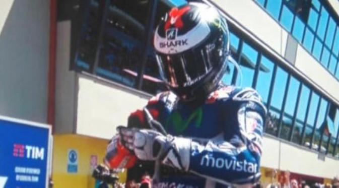 Gestur Jorge Lorenzo yang diduga menyindir rekannya di Yamaha, Valentino Rossi, saat melakukan selebrasi usai memenangi MotoGP Italia di Sirkuit Mugello, 22 Mei 2016. (superdeporte.es)