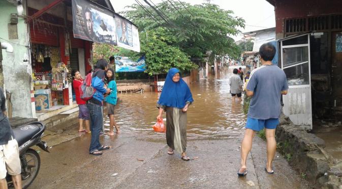 Banjir Villa Nusa Indah akibat hujan deras yang mengguyur sejak Selasa (25/5) sore. (Liputan6.com/Achmad Sudarno)