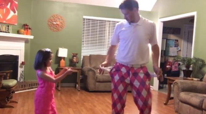 Aksi lucu seorang ayah dan putri kecilnya yang menggemaskan menari dengan diiringi hit terbaru Justin Timberlake, Can't Stop the Feeling. (News.com.au)