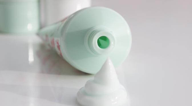 Menghilangkan jerawat dengan pasta gigi. Sumber : purewow.com