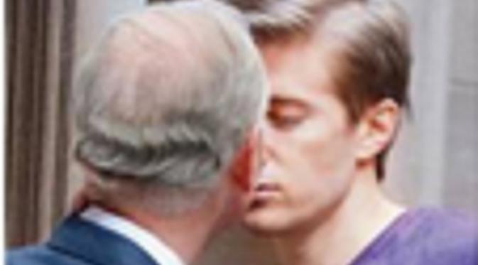 Pangeran Charles kepergok mencium lelaki muda. (via. Globe Magazine)