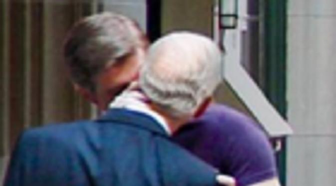 Pangeran Charles kepergok mencium lelaki muda. (via. Globe Magazine)
