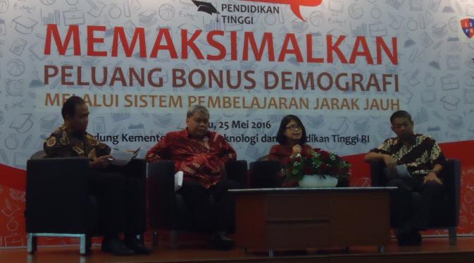 Ir. Patdono Suwignjo, M.Eng.Sc., Ph.D. ( no dua dari kiri) dalam talkshow Memaksimalkan Peluang Bonus Demografi Melalui Sistem Pembelajaran Jarak Jauh di Gedung D Kemenristek RI - Jakarta
