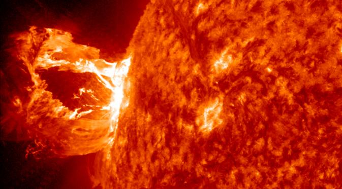 Lontaran massa korona atau CME yang terjadi di Matahari (NASA).