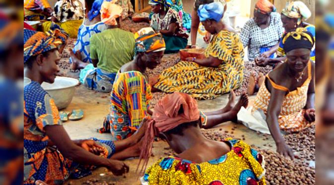 Wanita asal Ghana penghasil krim pelembab dari shea butter (sumber: sheabutter.com)