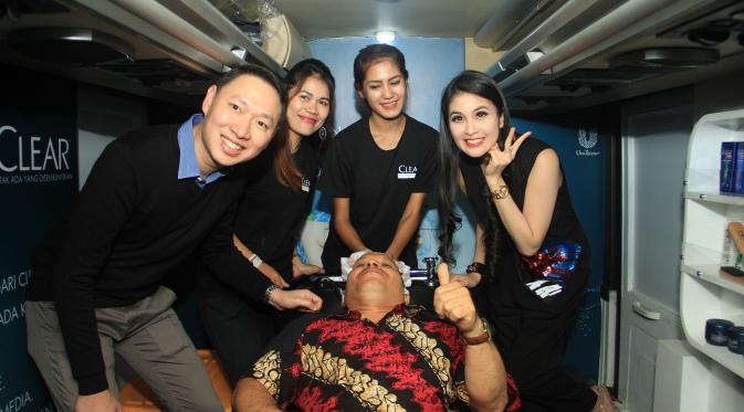 Brand Ambassador Clear Sandra Dewi antuasi melayani keramas gratis di CLEAR Ice Cool Bus (Foto: Dok. Clear)