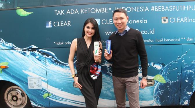 Brand Ambassador Clear Sandra Dewi antuasi melayani keramas gratis di CLEAR Ice Cool Bus (Foto: Dok. Clear)