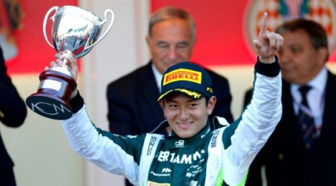 Rio Haryanto, mengangkat trofi setelah finis ketiga pada sprint race GP2 Monako 2014. (Formula1.com)