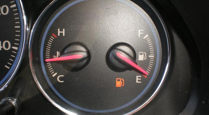 Isi bensin nggak nunggu jarum indikator di E. (Via: en.wikipedia.org)