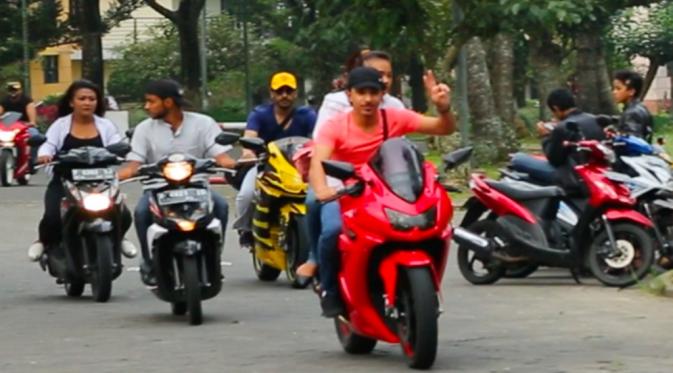 Wisatawan asal Timur Tengah menunggangi sepeda motor di Kota Bunga (Liputan6.com/Mochamad Khadafi)