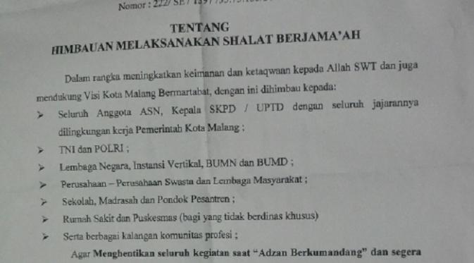 Surat edaran salat berjamaah tepat waktu di Kota Malang. (Liputan6.com/Zainul Arifin)