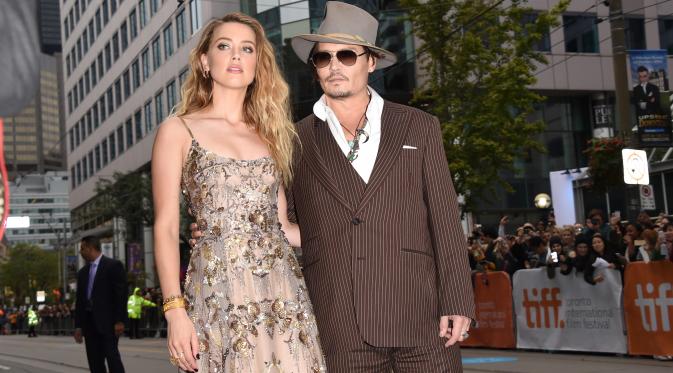 Pasangan seleb, Johnny Depp dan Amber Heard saat menghadiri premier film 'The Danish Girl' di Toronto International Film Festival 2015 di Kanada pada 12 September. Amber Heard mengajukan gugatan cerai dua hari setelah sang ibu mertua meninggal dunia (AFP)
