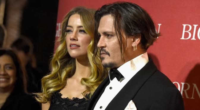 Pasangan seleb, Johnny Depp dan Amber Heard saat menghadiri 27th Annual Palm Springs International Film Festival Awards Gala di California, 2 Januari 2016. Amber Heard dikabarkan menggugat cerai Johnny Depp ke pengadilan pada Senin (23/5) lalu. (AFP)