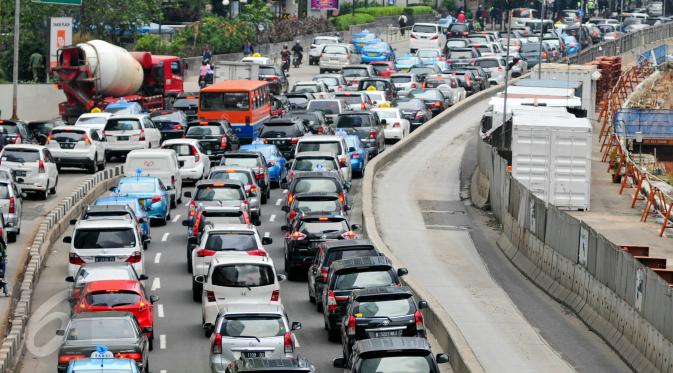 Sejumlah kendaraan terjebak kemacetan di kawasan Jenderal Sudirman, Jakarta, Rabu (25/5). Kebijakan Pemerintah menghapus jalur three in one membuat kemacetan di ruas jalan justru meningkat 24,35 persen. (Liputan6.com/Yoppy Renato)