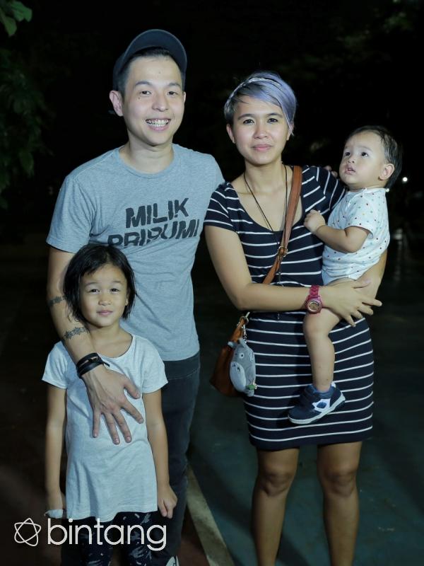 Ernest Prakasa dan keluarga. (Adrian Putra/Bintang.com)