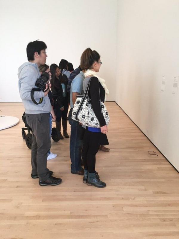 Dua remaja iseng meletakkan kacamata di lantai pada museum seni. (Via: twitter.com/TJCruda)