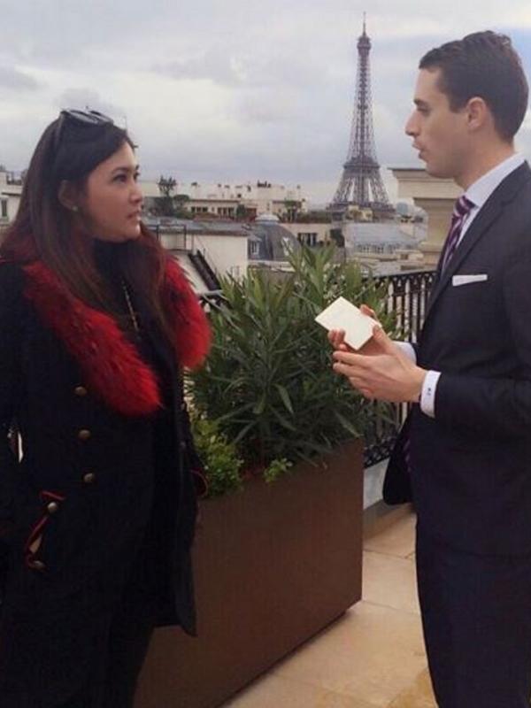 Maia Estianty sedang berbincang-bincang dengan pemandangan Menara Eiffel  (Instagram/@maiaestiantyreal)