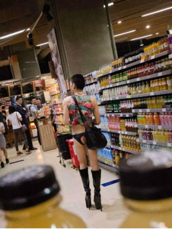 Aksi seorang waria yang berbelanja di supermarket tanpa celana jadi tontonan orang. Sumber: Shanghaiist.com