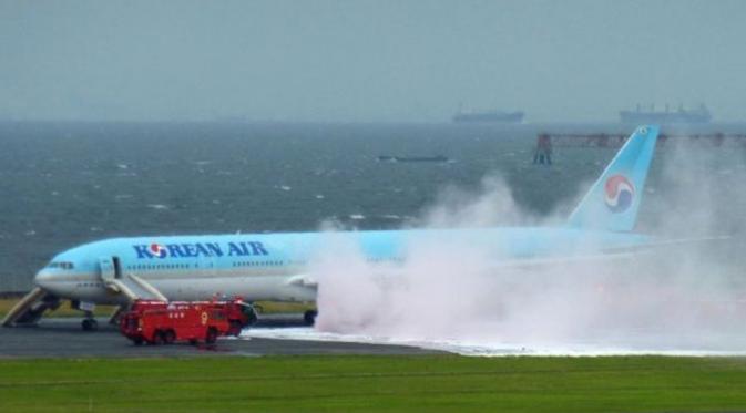 Mesin pada bagian kiri pesawat tiba-tiba terbakar, sesaat sebelum Korean Air lepas landas (Reuters/BBC)