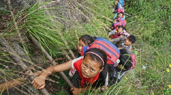 Anak-anak di Desa Atuler memanjat tebing curam demi ke sekolah (featurechina/theguardian)