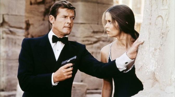  Roger Moore sebagai James Bond. Foto: via dmarge.com