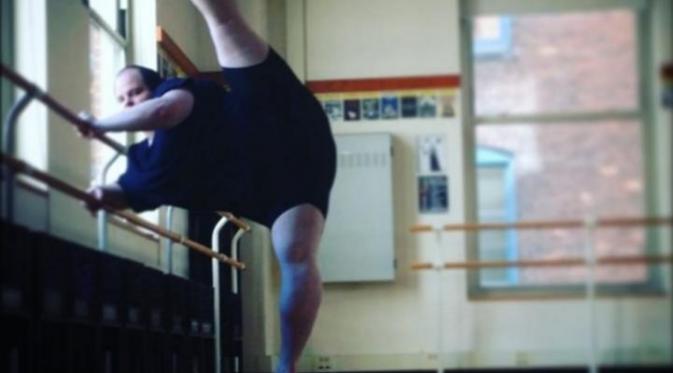 Erik Cavanaugh (23) asal Pittsburgh,Pennsylvania mampu bergerak selincah para penari dan pebalet profesional meski dengan tubuh tambunnya.(Odditycentral.com)