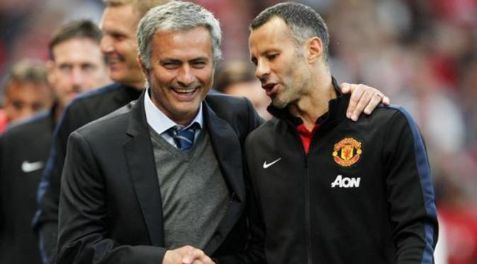 Jose Mourinho (kiri) bersama asisten manajer Manchester United, Ryan Giggs. (Telegraph).