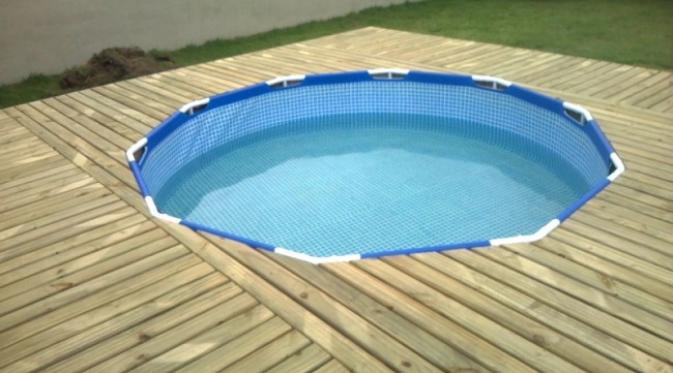 Pria asal Brazil bernama Jose Franco bangun kolam renang dengan plastik untuk dasar kolam  (sumber. Elitereaders.com)