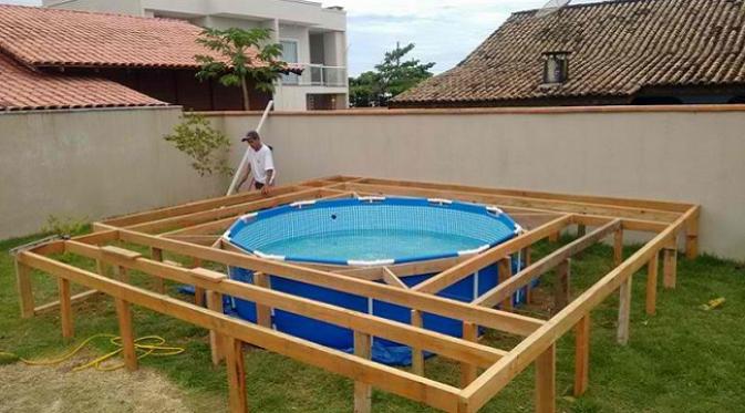 Pria asal Brazil bernama Jose Franco bangun kolam renang dengan plastik untuk dasar kolam (sumber. Elitereaders.com)