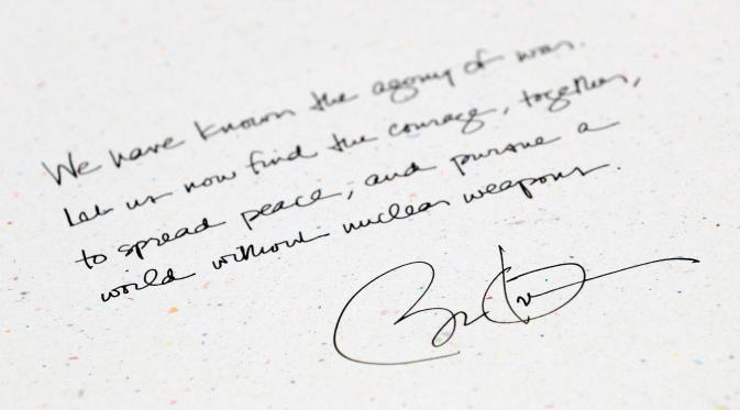 Tulisan Obama dalam buku tamu Peace Memorial Park Hiroshima (REUTERS/Kimimasa Mayama)