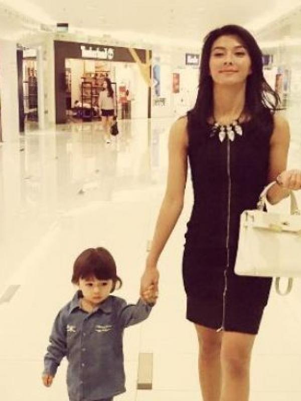 Irena Justine dan anak, Arjuna. (Instagram - @irena_justine)