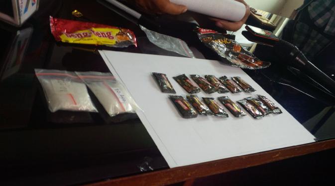 Polisi mengamankan sabu yang dikemas dalam bungkusan snack di Jakarta Selatan. (Liputan6.com/Nafiysul Qodar)