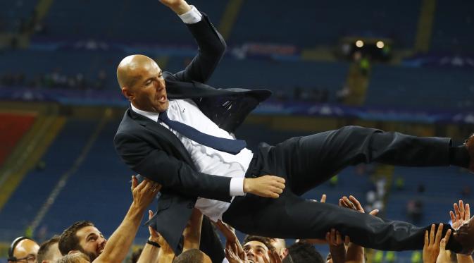 Pelatih Real Madrid, Zinedine Zidane, merayakan juara Liga Champions 2015-2016 (Reuters)