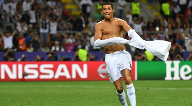 Cristiano Ronaldo membuka kausnya usai memastikan kemenangan Real Madrid atas Atletico Madrid di San Siro (UEFA)