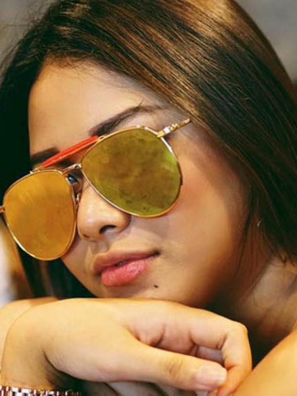 Kacamata warna gold ini juga pas dikenakan Aurel Hermansyah [Foto: Instagram]