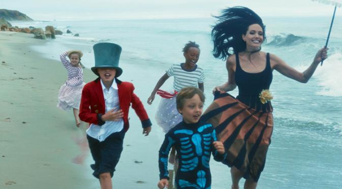Angelina Jolie bersama anak-anaknya (Pinterest)