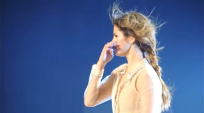 Selena Gomez larut dalam tangis di atas panggung konsernya di Kanada. (Youtube)