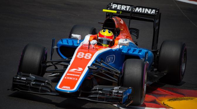 Pembalap Tim Manor Racing asal Indonesia, Rio Haryanto saat melakukan sesi kualifikasi di sirkuit jalan Monaco, 28 Mei 2016. Kualifikasi ini untuk menjelang Grand Prix F1 Monaco yang akan segera digelar. (Andrej Isakovic / AFP)