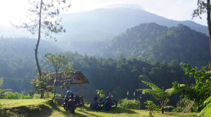 Lembah Ipukan di Gunung Ciremai, Kuningan, Jawa Barat, menjadi tujuan wisatawan. (Liputan6.com/Panji Prayitno)
